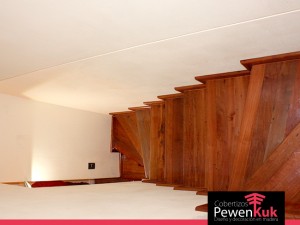 escalera de madera en casa 2
