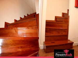 escalera de madera en casa