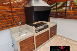 Proyecto Plaza Magna: elegancia clásica y armonía arquitectónica en un quincho y cobertizo a medida